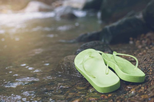 Des claquettes aux pieds, au sommet de la mode estivale